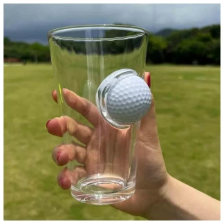 Golfbal in Bierglas