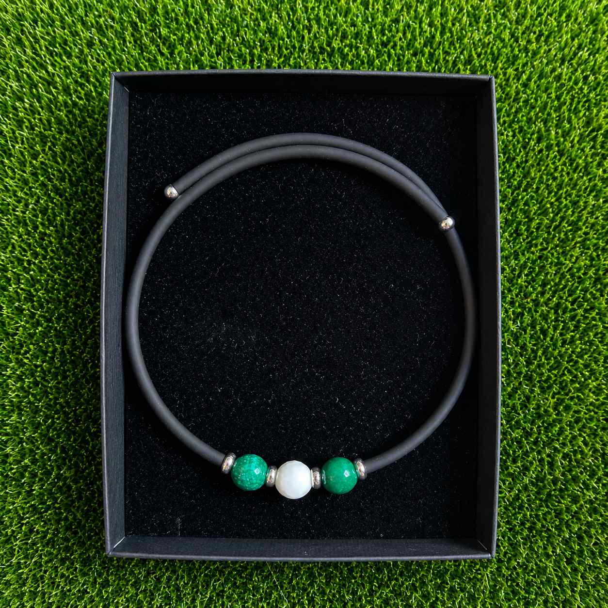 Golfcollier – Zwart Rubber, Sterling Zilver, Witte Agaat & Groene Natuurstenen
